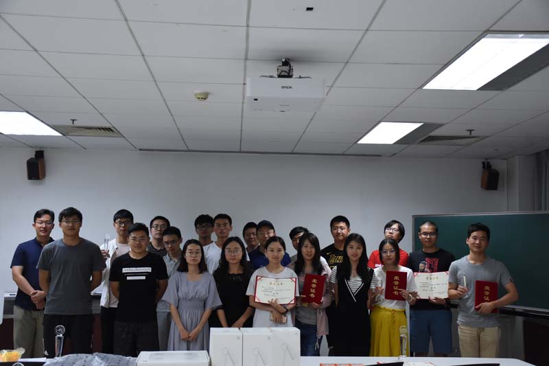 全式金銷售經(jīng)理馬岳及業(yè)務員與同學們合影留念