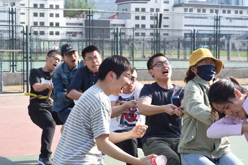 拔河賽場上的團結一心